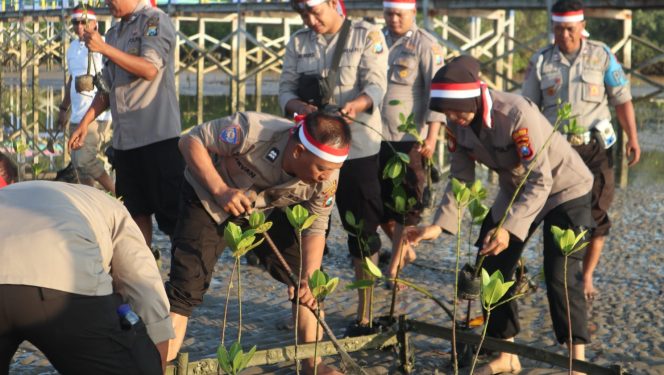 
 Polsek Galis bersama masyarakat menanam bibit pohon. (Foto : Istimewa)