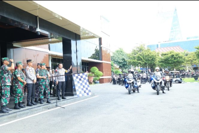 
 Kapolda Jatim Pimpin Apel Gelar Pasukan Gabungan pada Bulan Bhakti TNI Polri tahun 2024