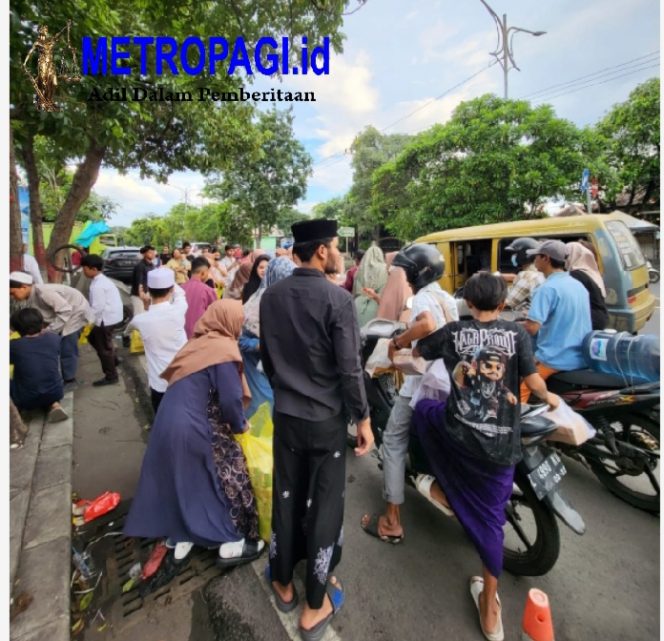
 GURU dan SISWA SMP KEMALA BHAYANGKARI 8 BAGIKAN TAKJIL Dan BUKA BERSAMA