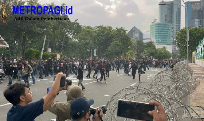 
 Surabaya Bergejolak, Aksi Mahasiswa Menolak UU TNI di Depan Grahadi