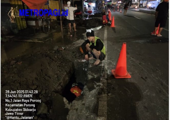 
 Aktifitas Penggalian Kabel Telkom Pada Malam Hari di Depan Pusdik Bhayangkara Porong Mencurigakan