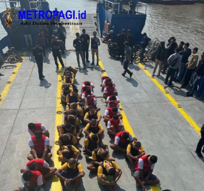 
 37 WARGA BINAAN RISIKO TINGGI JAWA TIMUR DILAYAR KE NUSAKAMBANGAN