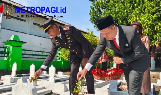 
 Kenang Jasa Pahlawan, Kepala Rutan Bangil Ikuti Ziarah dan Tabur Bunga di TMP Bangil Peringati HUT ke-80 RI
