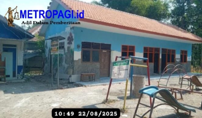 
 Mangkrak..!! Proyek Pembangunan Taman Kanak-kanak di Desa Sumber Banteng Diduga Gagal Tepat Waktu Penyelesaian