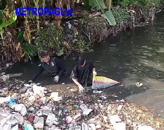 
 Bukti Nyata Kepada Negeri, LSM AMPUH Bersihkan Empat Sungai di Wilayah Kecamatan Beji
