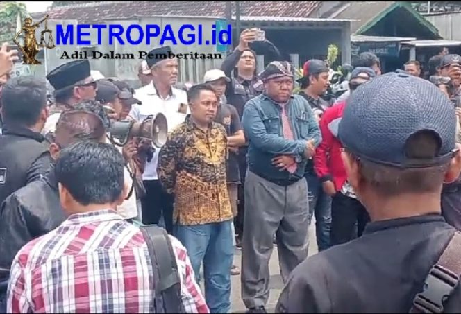 
 Pertanyakan Kemurnian Air Asli Dari Pegunungan, Aliansi LPK, LSM Se Pasuruan Raya Luruk Pabrik AQUA Gondang Wetan