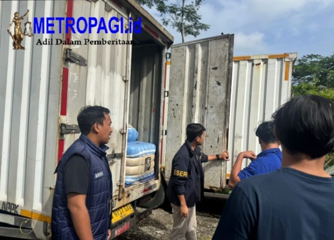 
 Polisi Berhasil Gagalkan Sindikat Penyeludupan 207 Bal, Pakaian Bekas Impor