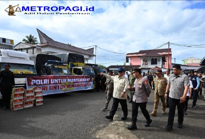 
 Peduli Bencana, Kapolri Dampingi Presiden Cek Lokasi Pengungsian Korban Banjir di Tapanuli Tengah
