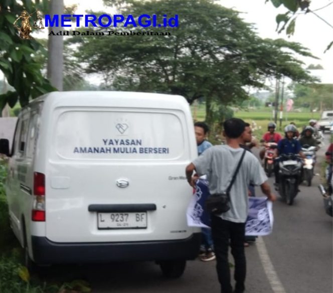 
 Diduga Supir Ngantuk, Mobil MBG Bertuliskan Yayasan Amanah Mulia Berseri Tabrak Tiang Listrik