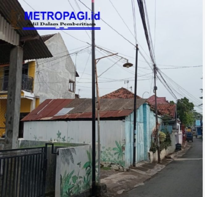 
 Merusak Estetika Kota, Pemasangan Tiang WiFi Fiberstar di Kota Pasuruan Diduga Ilegal