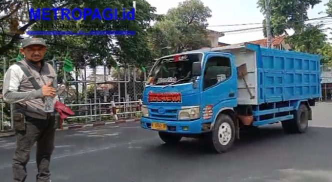 
 Seakan Dibiarkan Truk Penganggkut Sirtu Tanpa Ditutupi Terpal Resahkan Pengguna Jalan di Kota Pasuruan