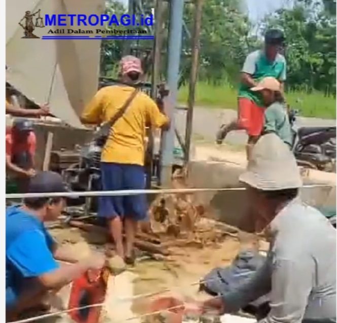 
 Heboh..!! Warga Desa Penyaksagan Bangkalan Niat Bor Sumur Air Keluar Minyak Berbau Solar