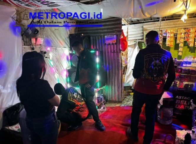 
 Ungkap Peredaran Miras, Polres Gresik Sita Puluhan Liter Dari Warung Karaoke