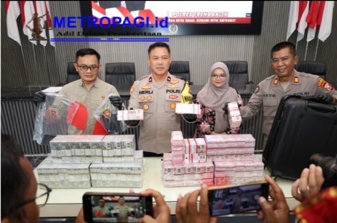 
 Polres Trenggalek Amankan 2 Tersangka Penipuan Modus Pencairan Dana Rp150 juta