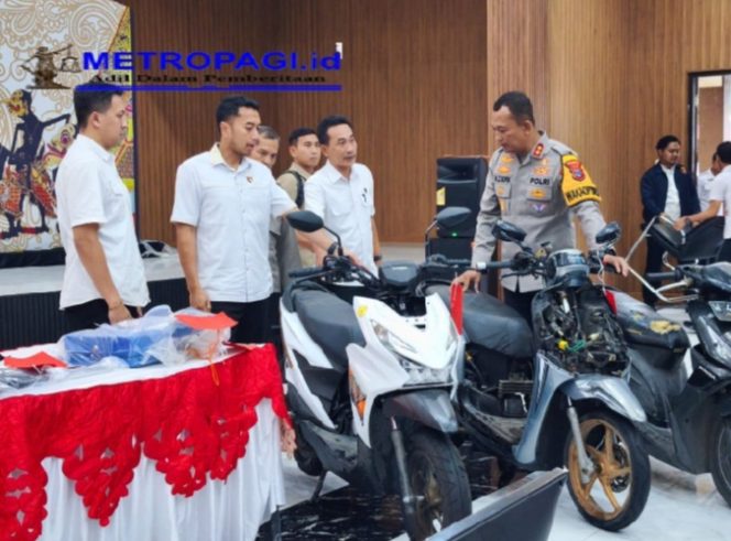 
 Tiga Tersangka Diamankan Polresta Sidoarjo Kasus Penipuan Gondol Motor Modus Minta Tolong