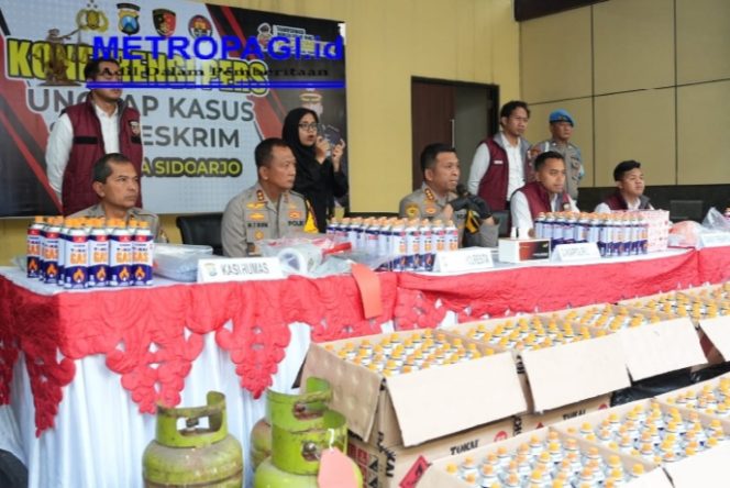 
 Berawal Dari Laporan Masyarakat, Polresta Sidoarjo Bongkar Pengoplosan LPG Subsidi