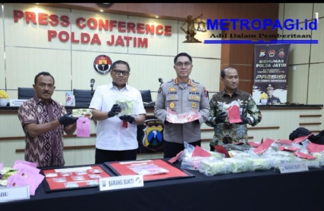 
 Polda Jatim Bongkar 2 Kasus Narkoba, Total 33,374 Kg Sabu Disita Satu Kurir Ditangkap
