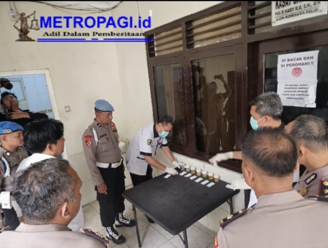 
 Mendadak!! Polres Madiun Gelar Test Urine Bagi Pejabat Utama dan Kapolsek