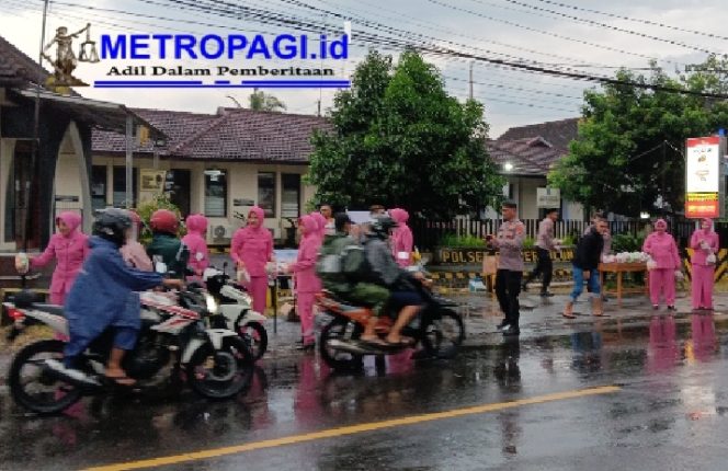 
 Polsek Sumberpucung Bagi- bagi Takjil di Bulan Ramadhan