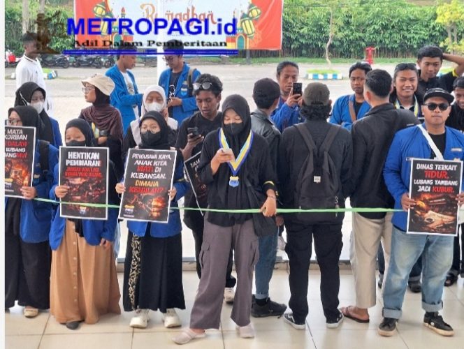 
 Sempat Memanas, PMII Gelar Demonstrasi di Depan Gedung Putih, Buntut Bocah Tewas di Bekas Galian C
