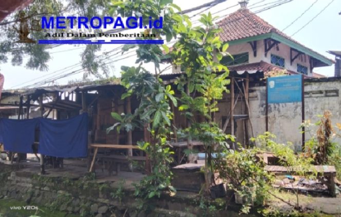 
 Meski Ada Plang Larangan Manfaatkan Jalur Sempadan, PKL di Desa Gununggangsir-Beji Masih Banyak Yang Berjualan