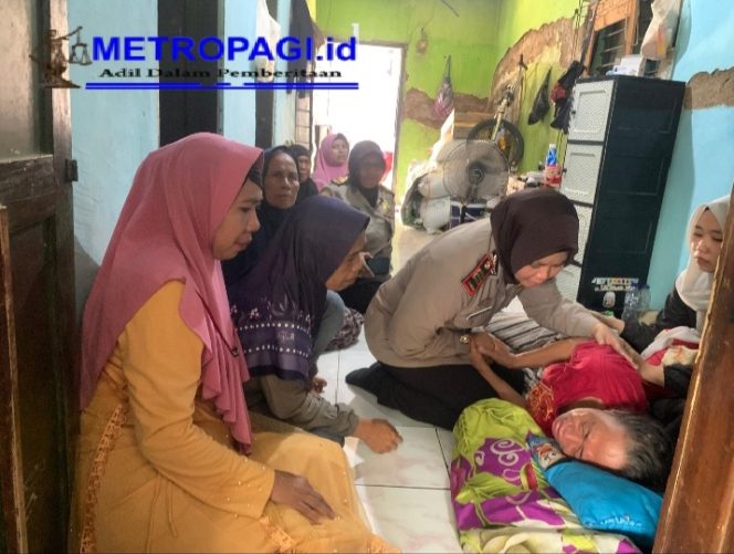 
 Polres Pasuruan Takziah dan Berikan santunan untuk Korban Laka di Perlintasan Kereta