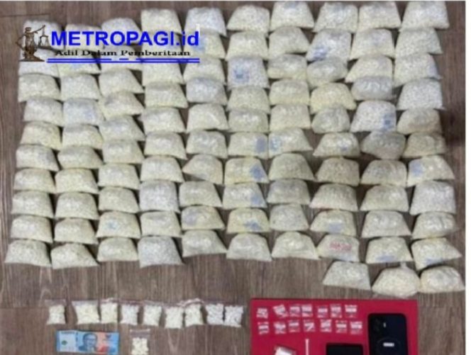 
 Gudang Pil Double L di Sukorejo Digerebek Polres Pasuruan, 104.961 butir pil double L dan 14 poket Sabu Berhasil Diamankan