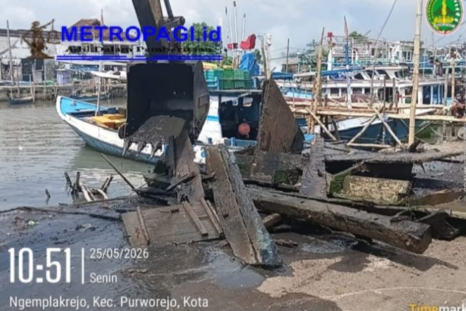 
 Eksekusi Bangkai Perahu dan Normalisasi Sungai Pelabuhan Pasuruan, Camat Panggungrejo Pastikan Sungai Bersih dan Lancar