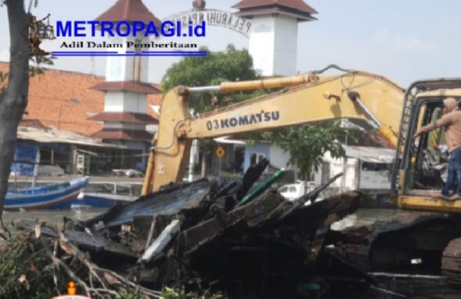 
 Hari Ketiga Eksekusi Bangkai Perahu di Sungai Pelabuhan, Camat Panggungrejo Terus Lakukan Monitoring