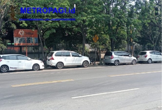 
 Parkir Liar di Depan PT Triliun Cangkringmalang Membahayakan Pengguna Jalan