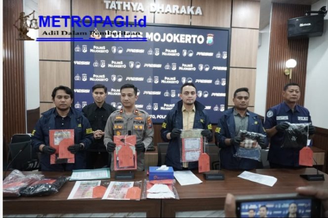 
 Polres Mojokerto Ungkap Kasus Penipuan Modus Uang Gaib, Dua Tersangka Diamankan di Malang