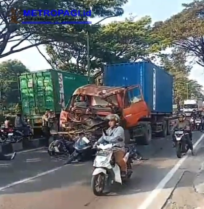 
 Truk Kontainer di Jalan Raya Pandaan Hilang Kendali, 3 Orang Meninggal Dunia 5 Alami Luka-luka