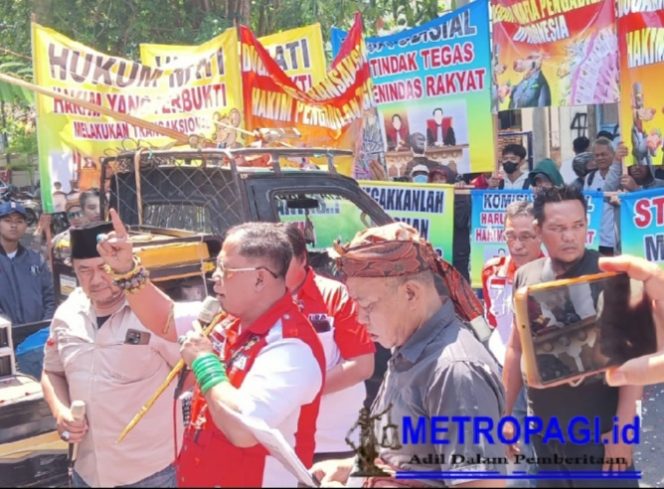 
 Tak Terima Dengan Putusan Banding, Ayik Suhaya Gebrak Pengadilan Tinggi Surabaya, KPK-KY Didesak Bongkar Dugaan Transaksional!”
