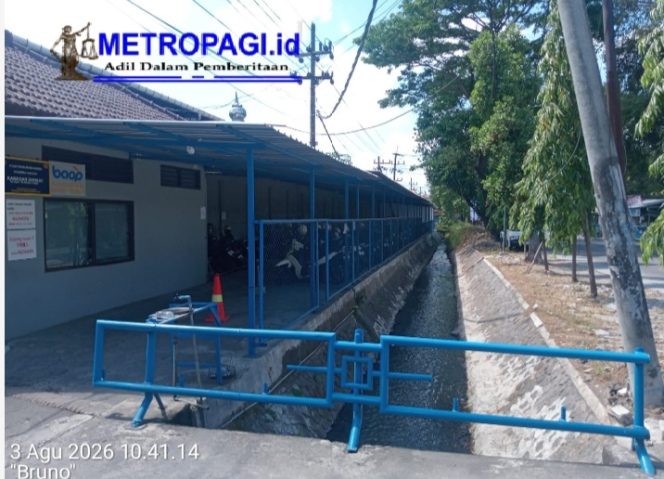 
 Indikasi Menyalahi Aturan, Masyarakat Mendesak Satpol PP Kab. Pasuruan Bongkar Parkiran di Depan PT Djati Perkasa Baofang