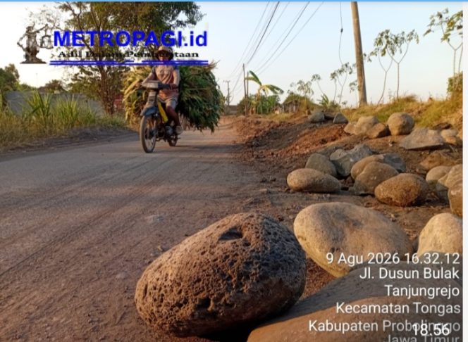 
 Abaikan SMKK, Material Galian Proyek Jalan Tambakrejo-Lumbang Makan Badan Jalan, Pengguna Jalan Terancam