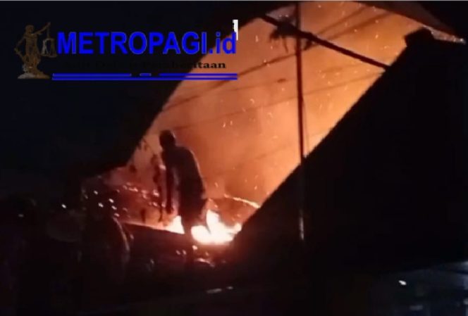 
 Kebakaran Trajeng Mencekam..!! Rumah Penjual Gorengan Dilalap Api, Dua Rumah Tetangga Ikut Terdampak, Korsleting Jadi Sorotan