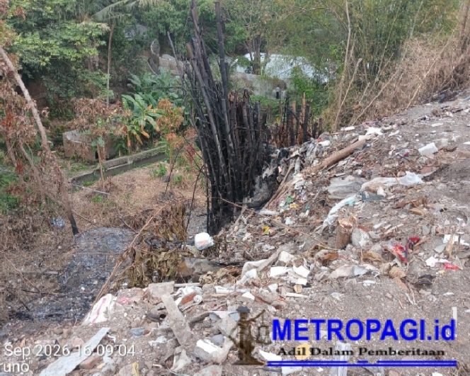 
 Tumpukan Gunung Sampah di Belakang Perumahan Persada Bhayangkara Singosari Resahkan Warga