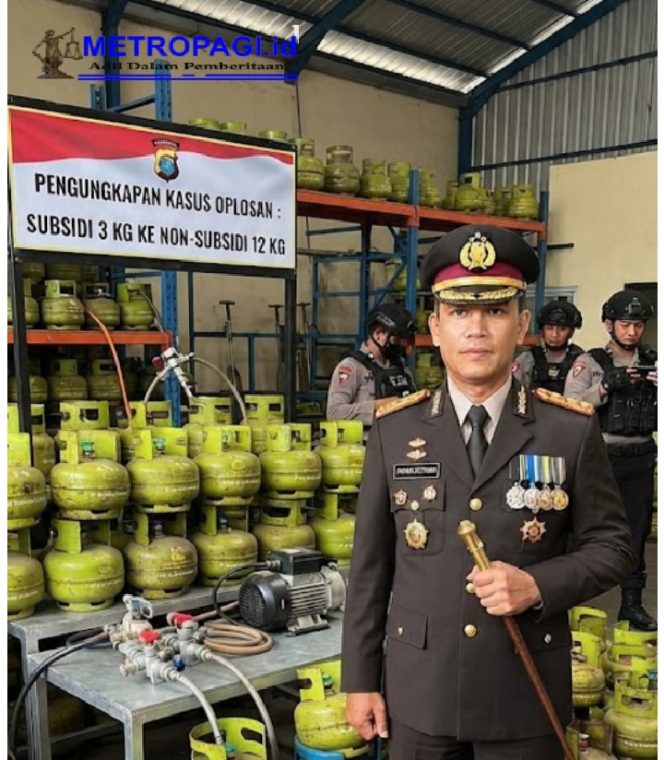 
 Gebrakan Awal AKBP Irawan Setyono Pimpin Polres Pasuruan, Bongkar Sindikat Pengoplos LPG 3 Kg,  METROPAGI.ID,  PASURUAN — Belum genap sehari memegang komando di Polres Pasuruan, AKBP Irawan Setyono langsung menunjukkan taringnya dalam memberantas tindak pidana yang merugikan masyarakat. Jajaran Polres Pasuruan sukses membongkar praktik kecurangan penyalahgunaan gas LPG bersubsidi di wilayah hukumnya.   Pengungkapan kasus ini bermula dari informasi dari masyarakat terkait adanya aktivitas mencurigakan di sebuah gudang terbuat dari bambu di Dusun Balai Panjang, Desa Pandean, Kecamatan Rembang, Kabupaten Pasuruan. Selasa ( 30/09/2026 )   Dilokasi kejadian, para pelaku kedapatan menjalankan aksi ilegal dengan menyuntik atau memindahkan isi gas LPG subsidi 3 kilogram (yang merupakan hak masyarakat kurang mampu) ke dalam tabung non-subsidi ukuran 12 kilogram berlabel Bright Gas. Gas hasil oplosan tersebut kemudian diperjualbelikan kembali demi meraup keuntungan pribadi yang berlipat ganda.   Dalam penggerebekan mendadak yang dilakukan oleh unit Tipiter Polres Pasuruan di tempat kejadian perkara (TKP), aparat berhasil mengamankan sejumlah elemen penting dari sindikat ini:  1. Empat Orang Terduga Pelaku: Berhasil dicokok di lokasi dan langsung digelandang ke Mapolres Pasuruan untuk menjalani pemeriksaan intensif guna mendalami peran masing-masing.   2.Puluhan tabung gas LPG ukuran 3 kilogram bersubsidi, tabung kosong ukuran 12 kilogram, selang regulator khusus suntik, serta peralatan pendukung pengoplosan lainnya turut disita sebagai barang bukti.  3. Sebuah Truk untuk sarana pengangkutan   Gebrakan cepat di hari pertama kepemimpinan AKBP Irawan Setyono ini mendapat apresiasi positif dari Bupati LIRA Pasuruan Muslimin dan masyarakat sekitar. Langkah tegas tersebut menjadi peringatan keras bagi para pelaku kejahatan ekonomi khususnya penyalahgunaan distribusi BBM dan gas bersubsidi, bahwa aparat penegak hukum tidak akan memberikan ruang bagi pihak-pihak yang merugikan hak rakyat kecil di Pasuruan.  “Kami apreasiasi kinerja jajaran Satreskrim Polres Pasuruan dalam Keberhasilan mengungkap praktik pemindahan isi gas (pengoplosan) dari tabung 3 kilogram ke tabung 12 kilogram di Kecamatan Rembang ini dinilai sebagai bukti nyata respons cepat kepolisian terhadap keresahan warga.  Masyarakat berharap penindakan tegas seperti ini tidak berhenti pada pengungkapan pertama saja, melainkan terus berlanjut untuk memutus mata rantai sindikat pengoplosan gas bersubsidi hingga tuntas,”tegasnya.    Hingga berita ini diturunkan, Kasi Humas Polres Pasuruan dikonfirmasi awak media belum ada kabar terkait hal tersebut.  “Masih belum dapat info,”terangnya.   Sementara itu warga setempat membenarkan penggerebekan tersebut, ia melihat saat petugas gerak cepat dalam membongkar Penyalahgunaan LPG 3 kg diwilayahnya.  “Benar ada beberapa anggota kepolisian datang ke lokasi dengan mengendari mobil mini bus warna putih melakukan penangkapan Empat orang yang diduga mengoplos LPG 3Kg ke tabung 12 Kg,” terangnya. (Red)