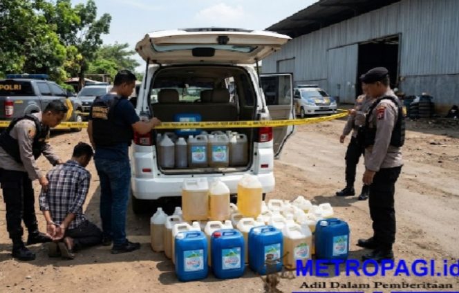 
 Polres Pasuruan Ungkap Penyalahgunaan Pertalite Subsidi, Tersangka Gunakan 5 Barcode MyPertamina, 1 Unit Mobil APV Diamankan