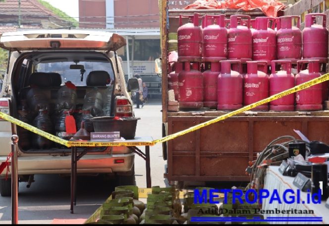 
 Polres Pasuruan Tetapkan Delapan Tersangka Kasus Penyalahgunaan LPG Subsidi di Rembang, Ratusan Tabung Disita